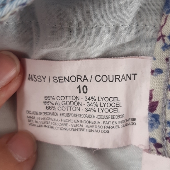 Jean shorts lightweight light blue denim white lace trim accents womans size 10 - Picture 9 of 16